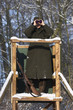 Jäger auf einem Hochsitz