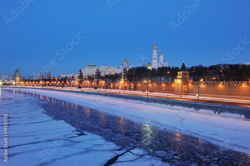 Foto: Russia. Moscow Kremlin view across Moskva river at winter night Russia. Moscow Kremlin view across Moskva river at winter night