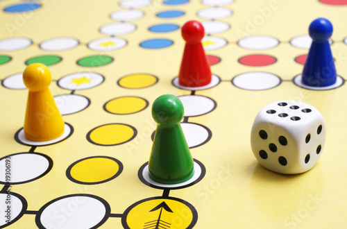 Foto: Würfelspiel - Gesellschaftsspiel - Parlour Game Würfelspiel - Gesellschaftsspiel - Parlour Game