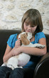 fillette faisant un câlin plein de tendresse à son chiot beagle