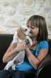 chiot beagle, dans les bras de sa jeune maîtresse
