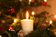 Adventskerze vor geschmücktem Weihnachtsbaum Adventskerze vor geschmücktem Weihnachtsbaum