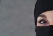 Foto: Burka und Auge. Sample text. Burka und Auge. Sample text.