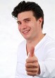 Ein Mann zeigt mit dem Finger okay zeichen.