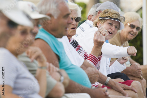 Foto: Seniors watching a game Seniors watching a game