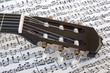 Gitarre mit Notenblatt