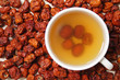 Foto: Pitted chinese jujubes with a cup of jujube tea Pitted chinese jujubes with a cup of jujube tea