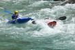 Zwei freche Jungs im Wildwasser