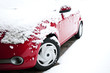 rotes Auto im Schnee rotes Auto im Schnee