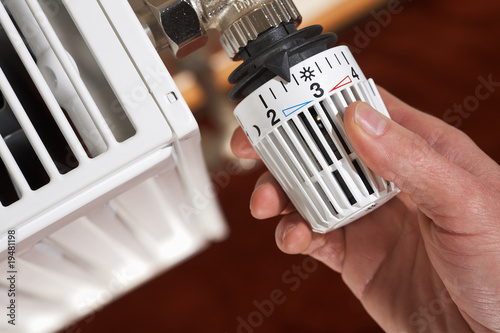 Foto: adjusting the radiator thermostat adjusting the radiator thermostat