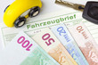 Foto: Fahrzeugbrief, Geld und Zündschlüssel Fahrzeugbrief, Geld und Zündschlüssel