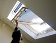 fenetre velux ouverte par la main de l'homme