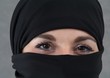 Eine muslimische Frau im Burka. Augen.