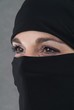 Foto: Eine muslimische Frau mit Burka. Kopf, Halbprofil. Eine muslimische Frau mit Burka. Kopf, Halbprofil.