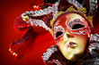 Foto: Ornate carnival mask over textured metallic background Ornate carnival mask over textured metallic background