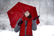 Frau im Schnee mit rotem Schirm Frau im Schnee mit rotem Schirm