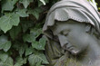 Statue einer trauernden Frau