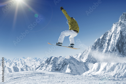 Foto: Jumping Snowboarder in alpine mountains Jumping Snowboarder in alpine mountains