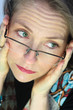 femme portant ses lunettes de vue