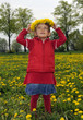 Kleines Mädchen mit Blumenkranz