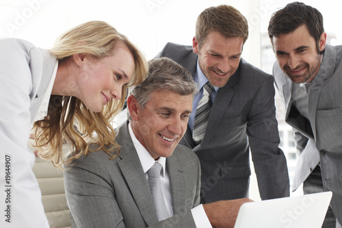 Foto: Business people looking at a computer screen Business people looking at a computer screen