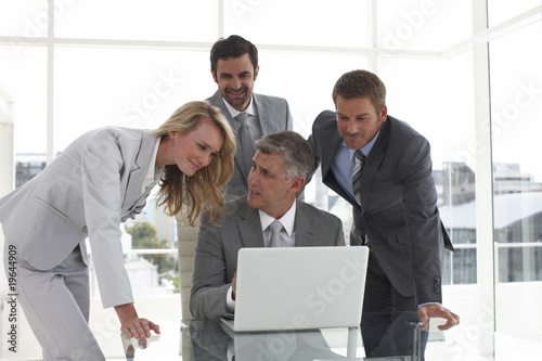 Foto: Businessteam with a laptop Businessteam with a laptop