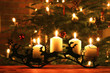 Adventskerzen auf Rentierschlitten vor Weihnachtsbaum Adventskerzen auf Rentierschlitten vor Weihnachtsbaum
