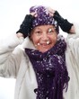 Eine Frau hat Spass im Schnee und ist beschneit.