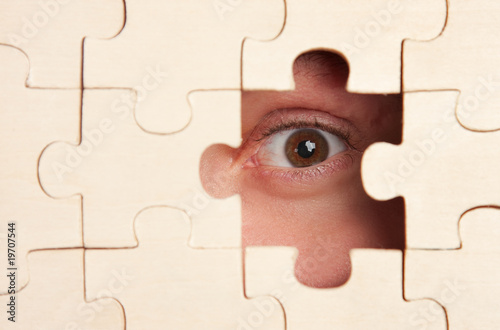 Foto: scared eye watching through puzzles scared eye watching through puzzles
