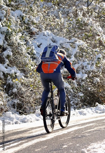 Ciclista in mountain bike Ciclista in mountain bike