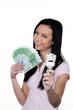 Frau mit Energie Sparlampe. Energielampe und Euro Geld