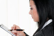 Manager mit Klemmbrett im Controlling macht Notizen