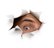 Auge starrt durch Papierloch