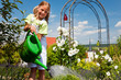 Kleines Mädchen gießt Blumen