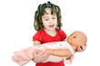 Mädchen mit Babypuppe