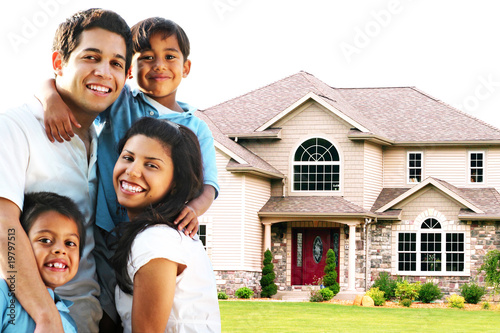 Foto: Young Family in Front of their House Portrait Young Family in Front of their House Portrait
