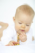 baby mit bernsteinkette