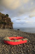 Foto: rotes Ruderboot am Lavastrand rotes Ruderboot am Lavastrand