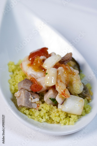 Foto: misto di pesce su cous cous misto di pesce su cous cous