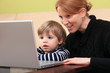 mutter und kind am computer