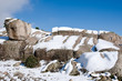 Nieve sobre rocas en la montaña