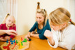 Familie spielt "Mensch ärgere Dich nicht"