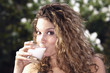 donna che sta bevendo