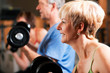 Foto: Ältere Leute trainieren im Fitnessstudio Ältere Leute trainieren im Fitnessstudio