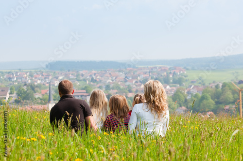Foto: Familie auf Wiese im Frühling oder Frühsommer Familie auf Wiese im Frühling oder Frühsommer