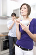 Foto: frau isst joghurt frau isst joghurt