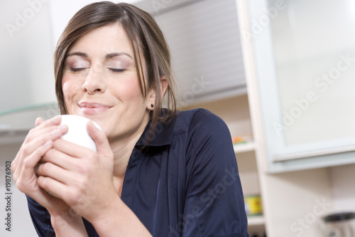 Foto: frau trinkt tee oder kaffee frau trinkt tee oder kaffee