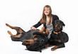Foto: adolescente et ses deux chiens adolescente et ses deux chiens