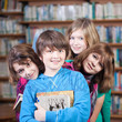 schüler mit büchern in der bücherei