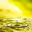 Wassertropfen macht viele Wellen im Wasser